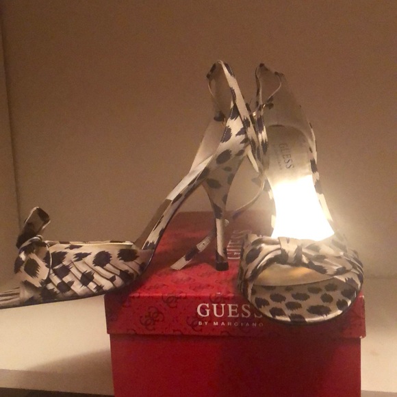 Guess satin stilettos, leather sole. - Picture 2 of 5